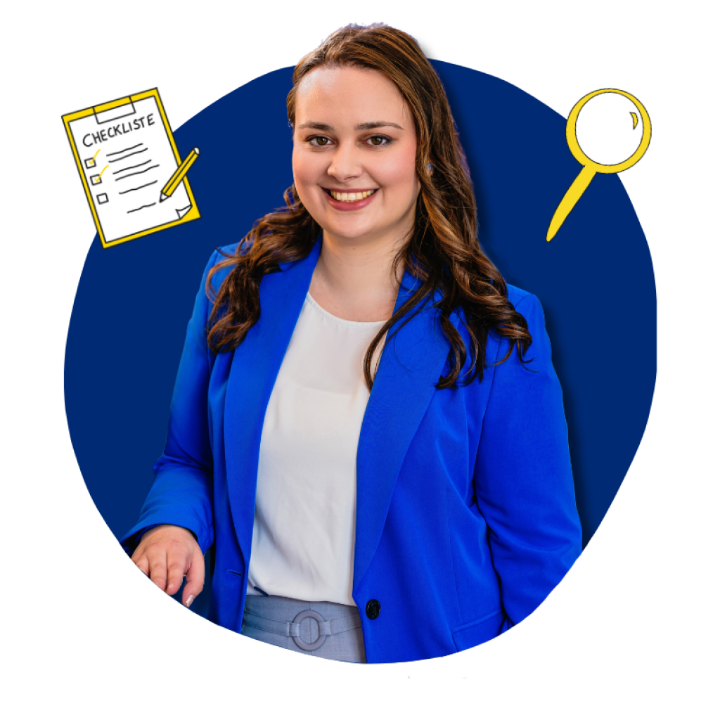 Sharon Maple trägt einen blauen Blazer und eine weiße Bluse. Sie lächelt und trägt offene, lange braune Haare. Um sie herum sind gezeichnete Visuals: links eine Checkliste, rechts eine Lupe.